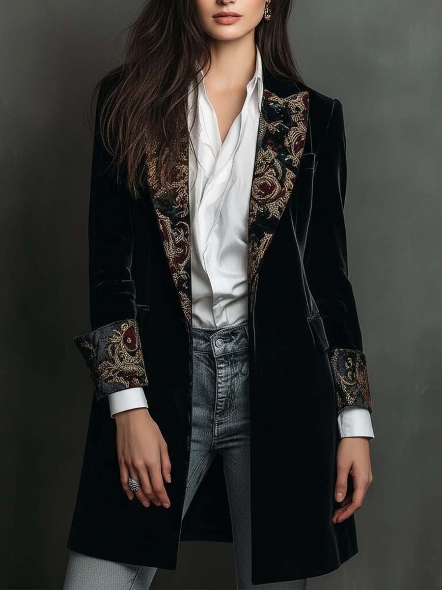 Blazer negra de mujer de corte entallado con solapas y estampado barroco