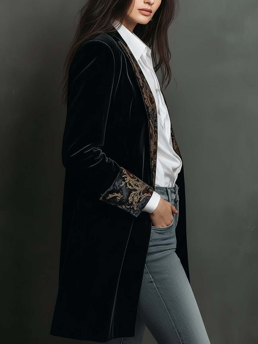 Blazer negra de mujer de corte entallado con solapas y estampado barroco