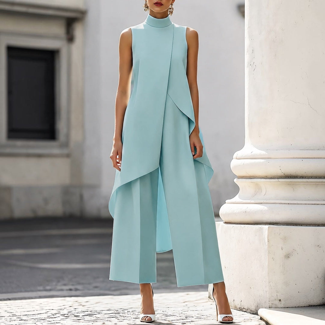Conjunto elegante con top drapeado y cuello alto