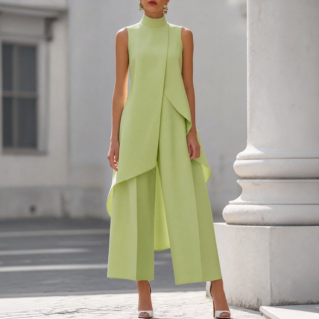 Conjunto elegante con top drapeado y cuello alto