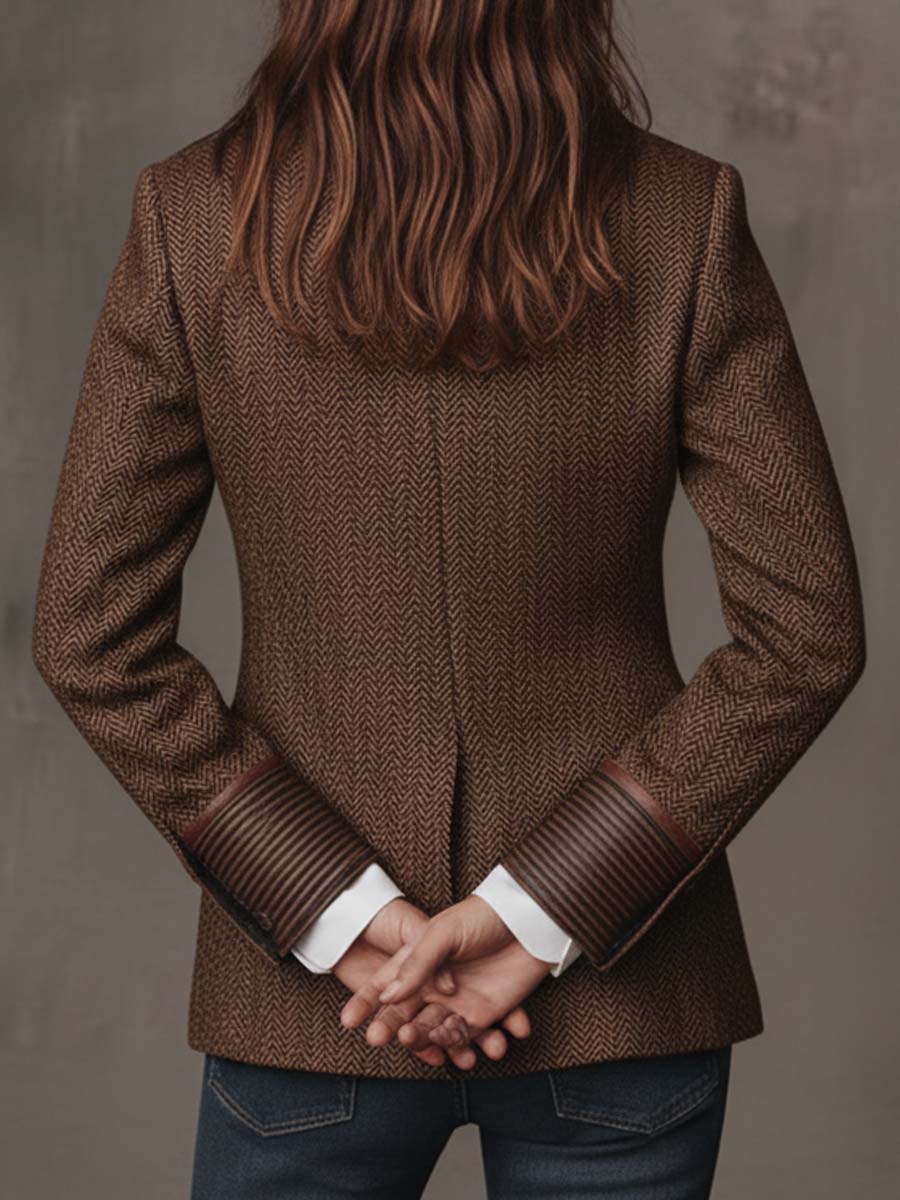 Blazer de mujer con corte en espina de pez y paneles estampados