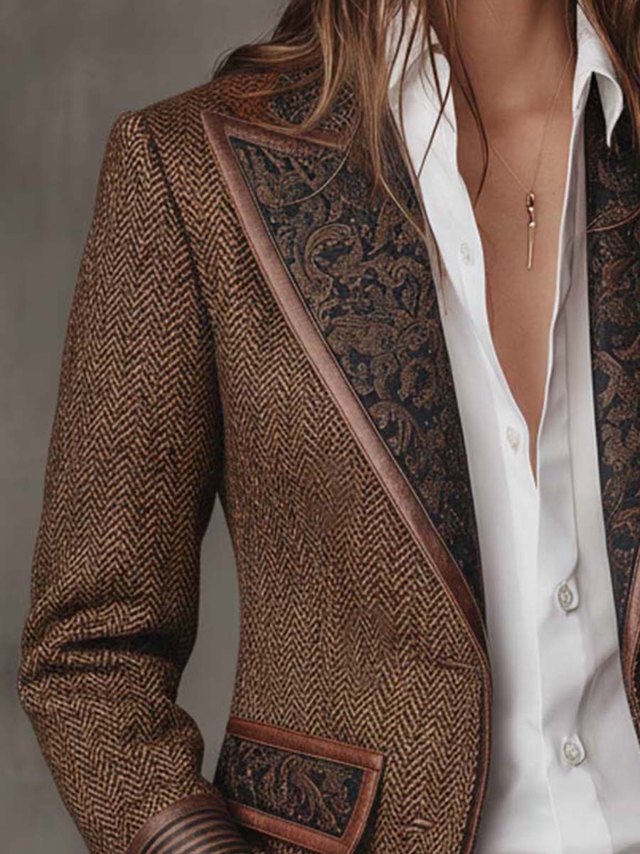 Blazer de mujer con corte en espina de pez y paneles estampados