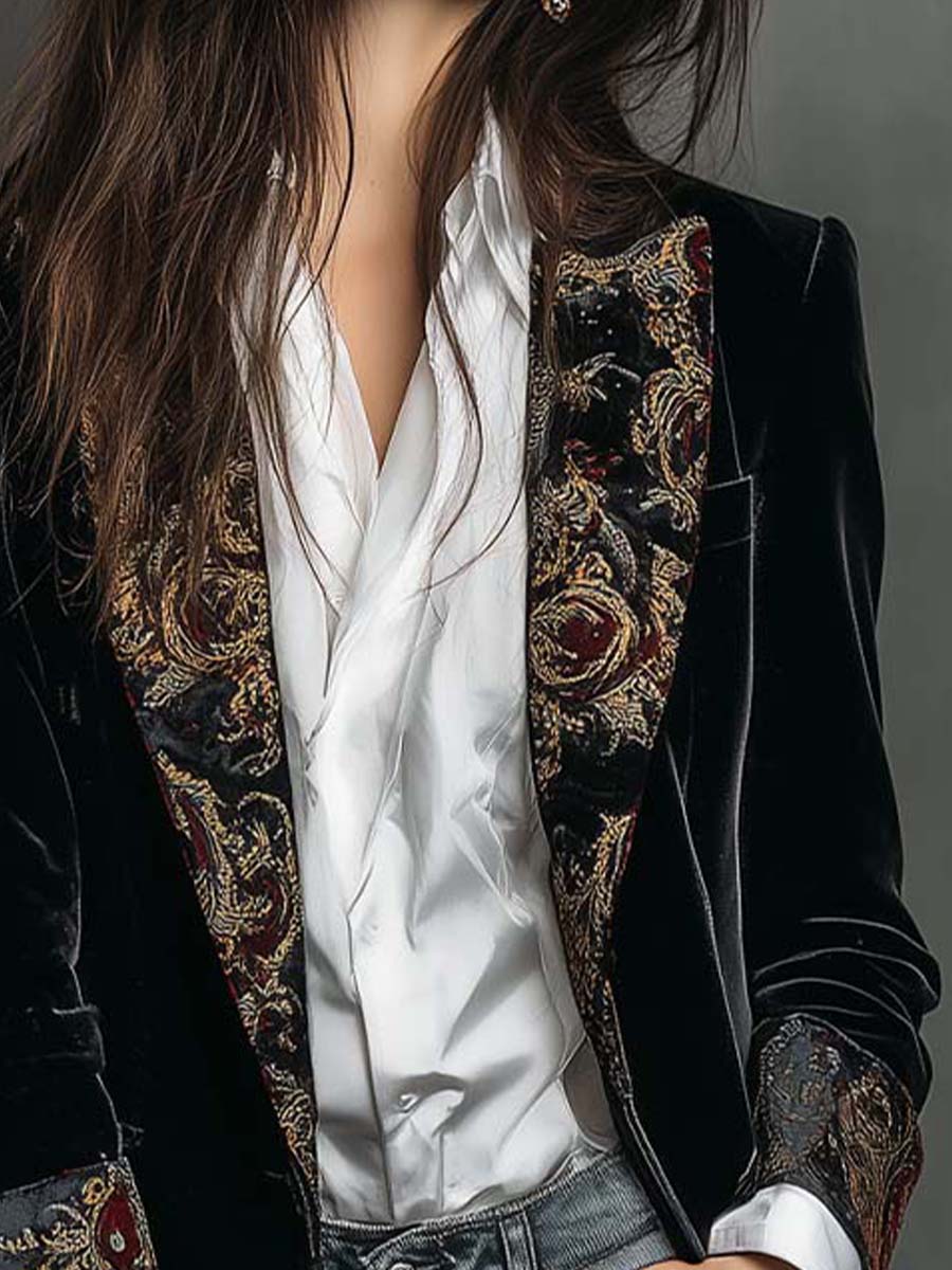 Blazer negra de mujer de corte entallado con solapas y estampado barroco