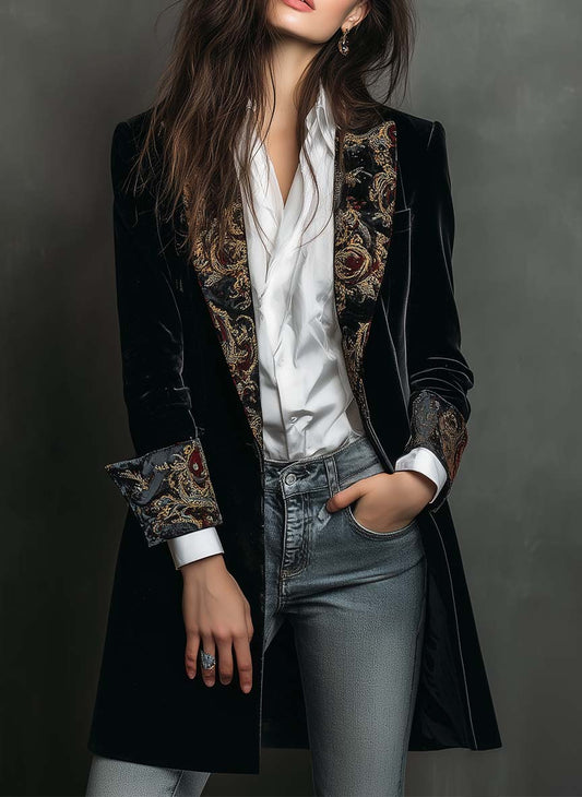 Blazer negra de mujer de corte entallado con solapas y estampado barroco