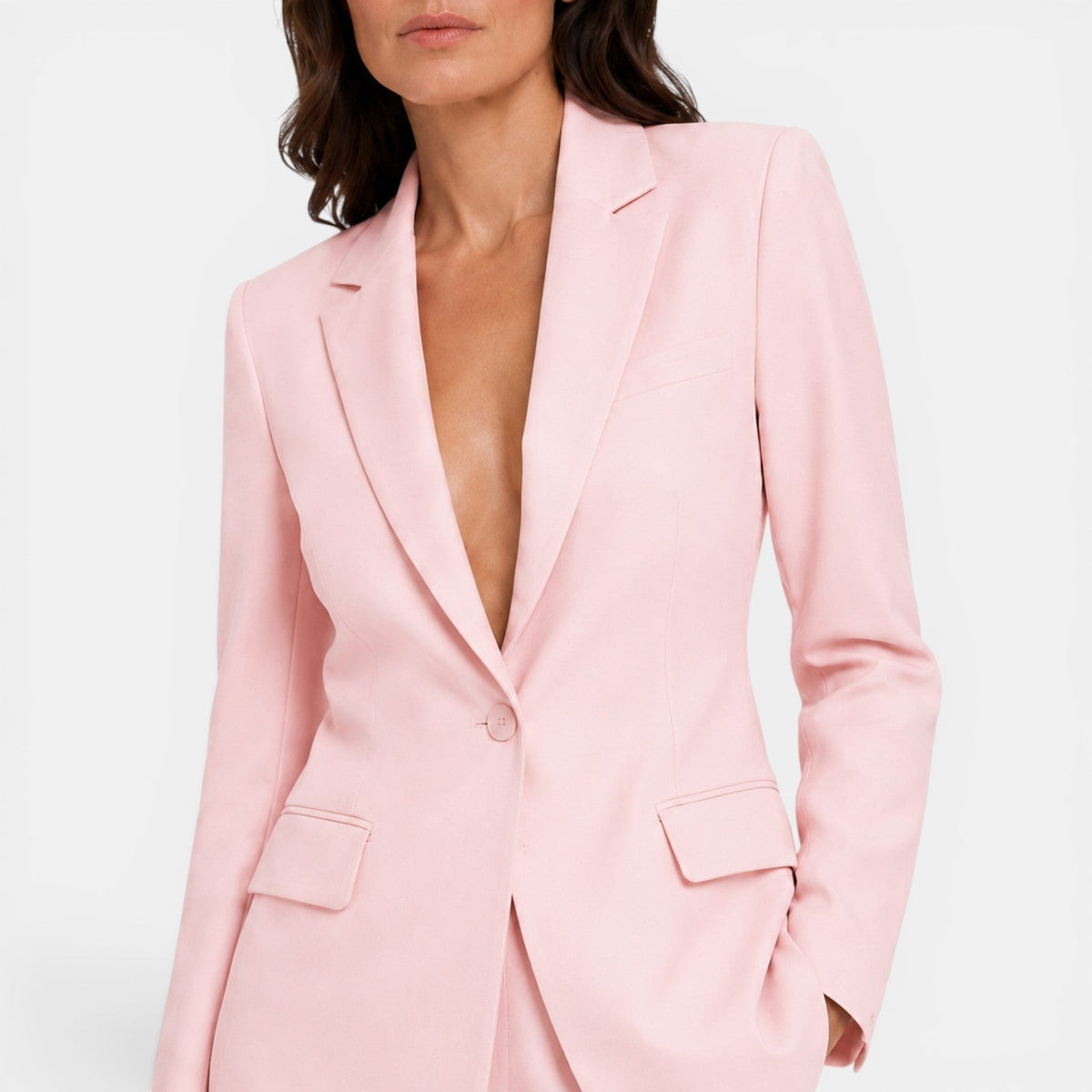 Traje de mujer con solapas de pico