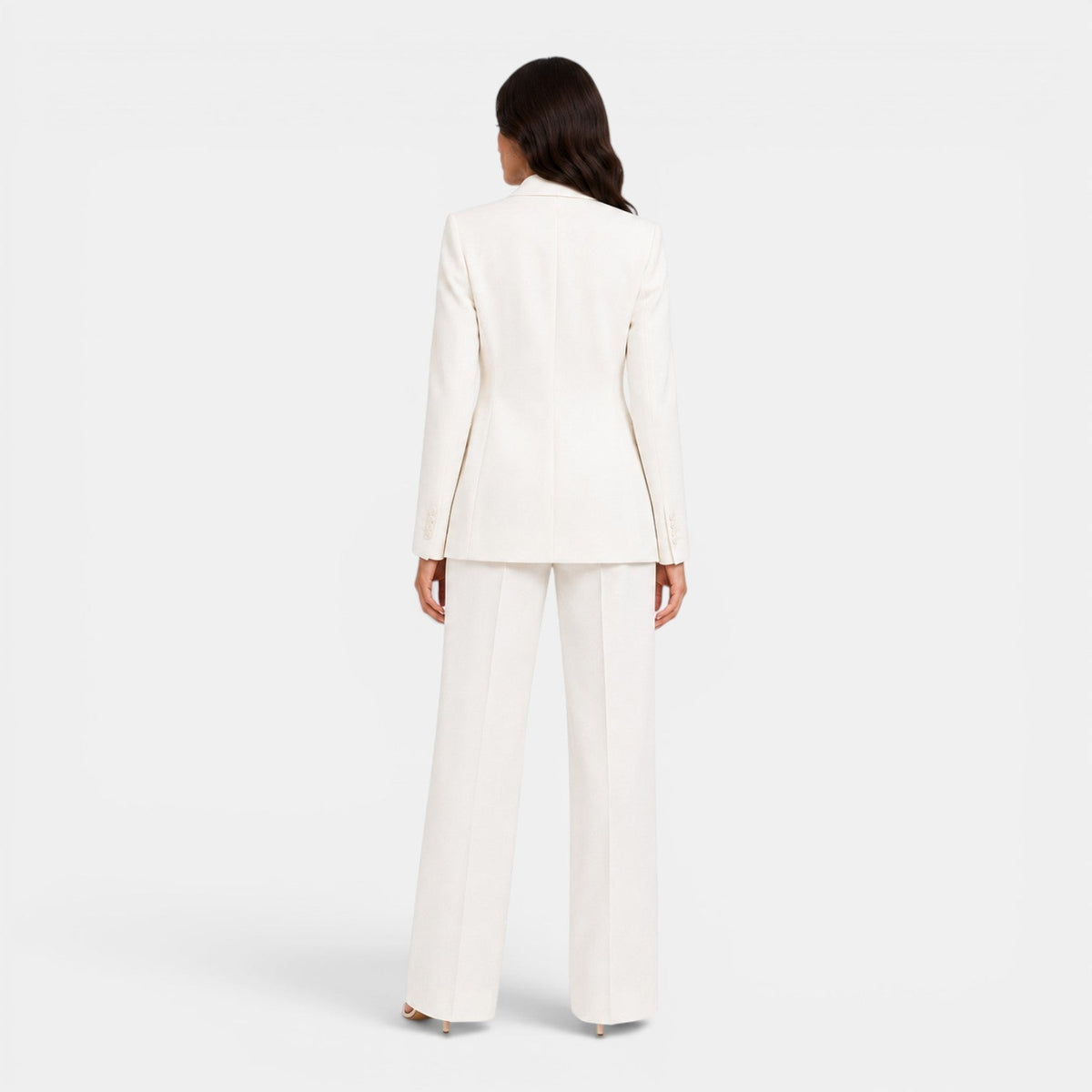 Traje de mujer con solapas de pico