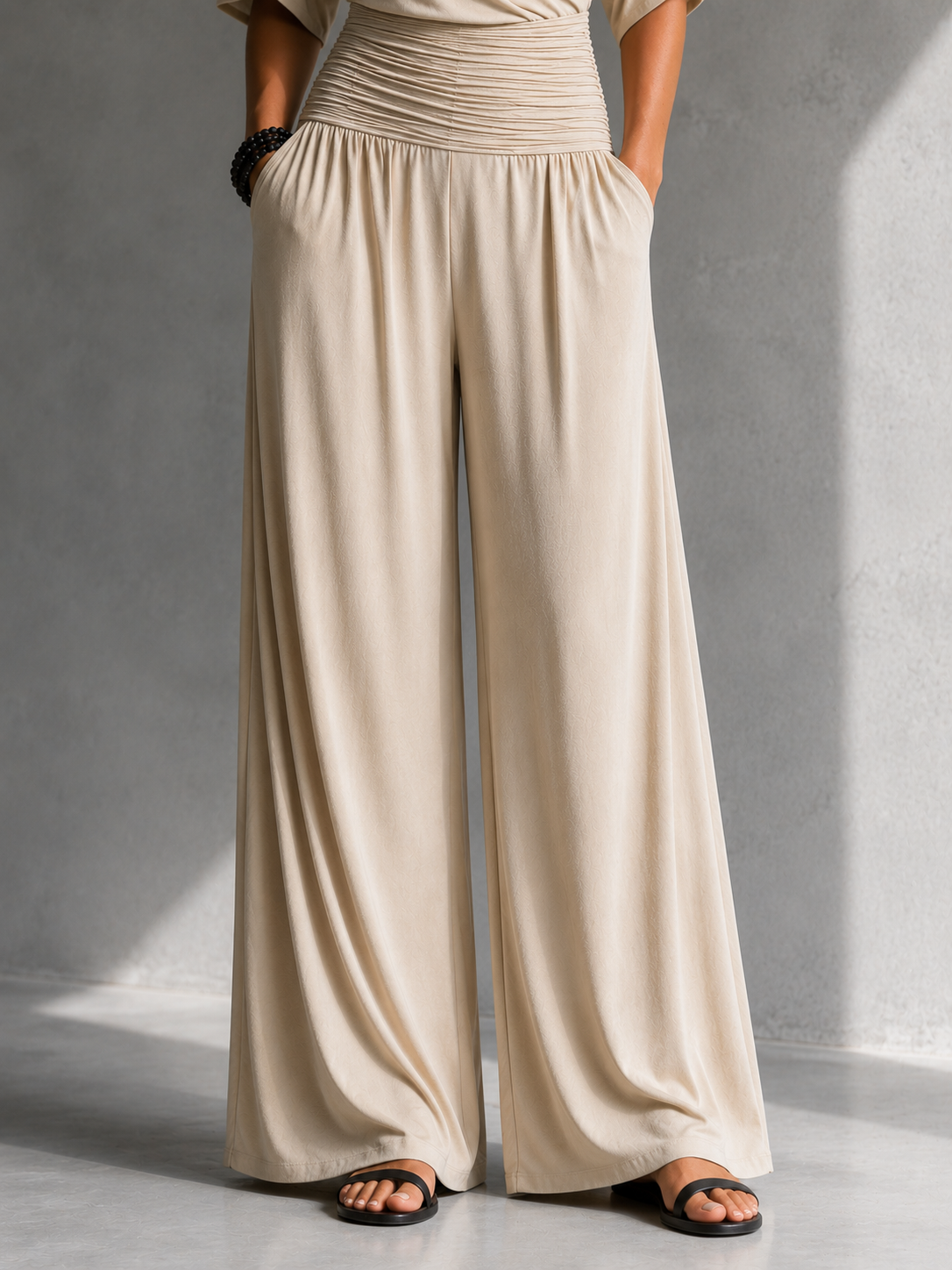 Conjunto elegante con efecto cruzado y pantalón ancho