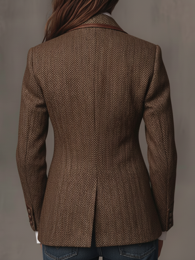 Blazer de mujer con corte en espina de pez y paneles estampados