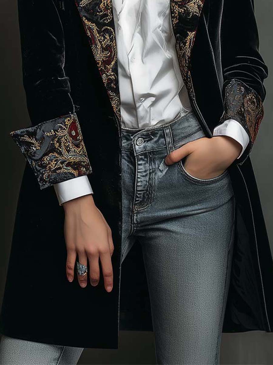 Blazer negra de mujer de corte entallado con solapas y estampado barroco