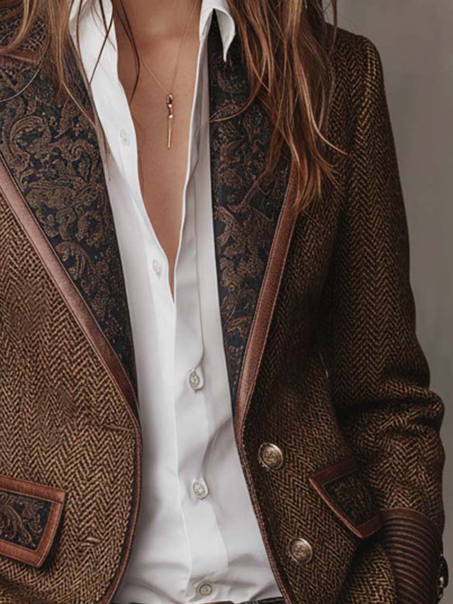 Blazer de mujer con corte en espina de pez y paneles estampados
