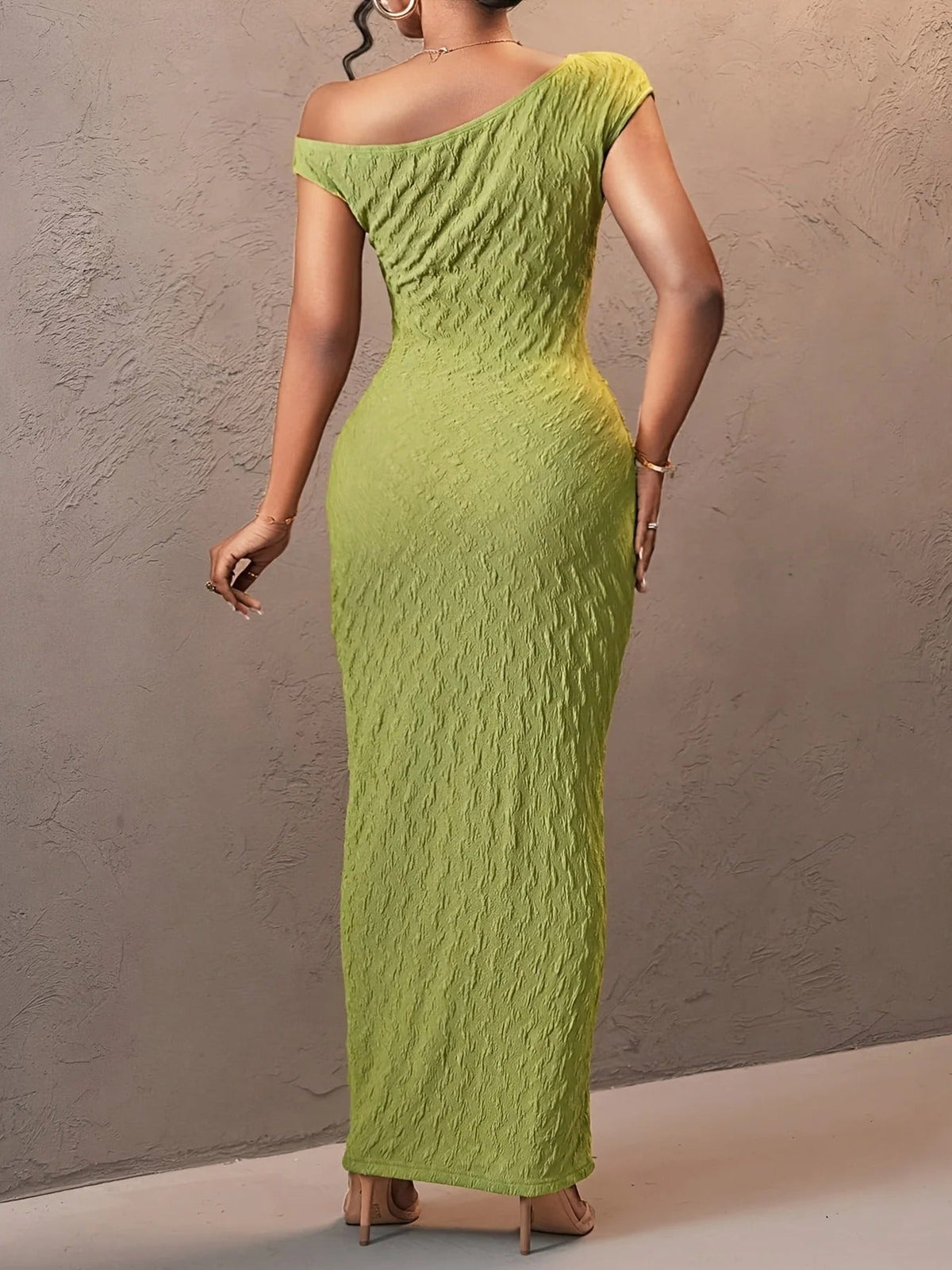 Vestido Maxi Texturizado con Escote Asimétrico y Manga Corta