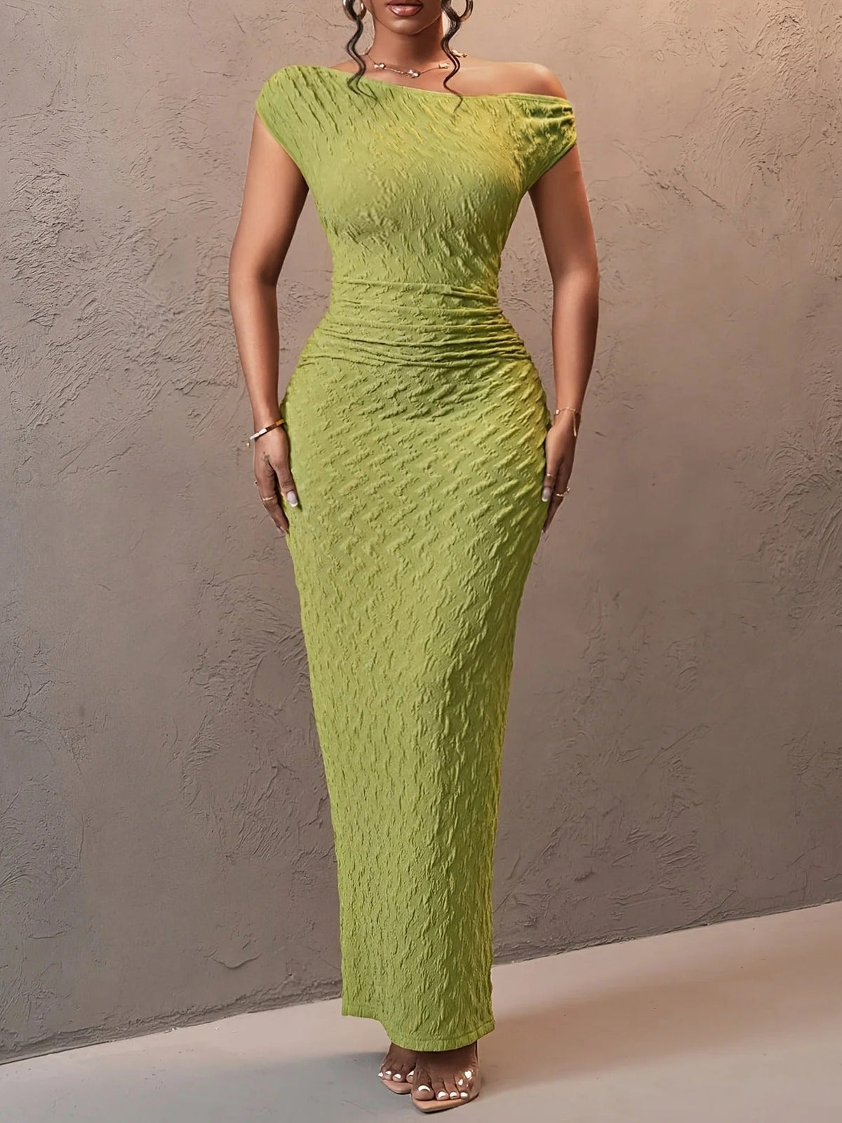 Vestido Maxi Texturizado con Escote Asimétrico y Manga Corta