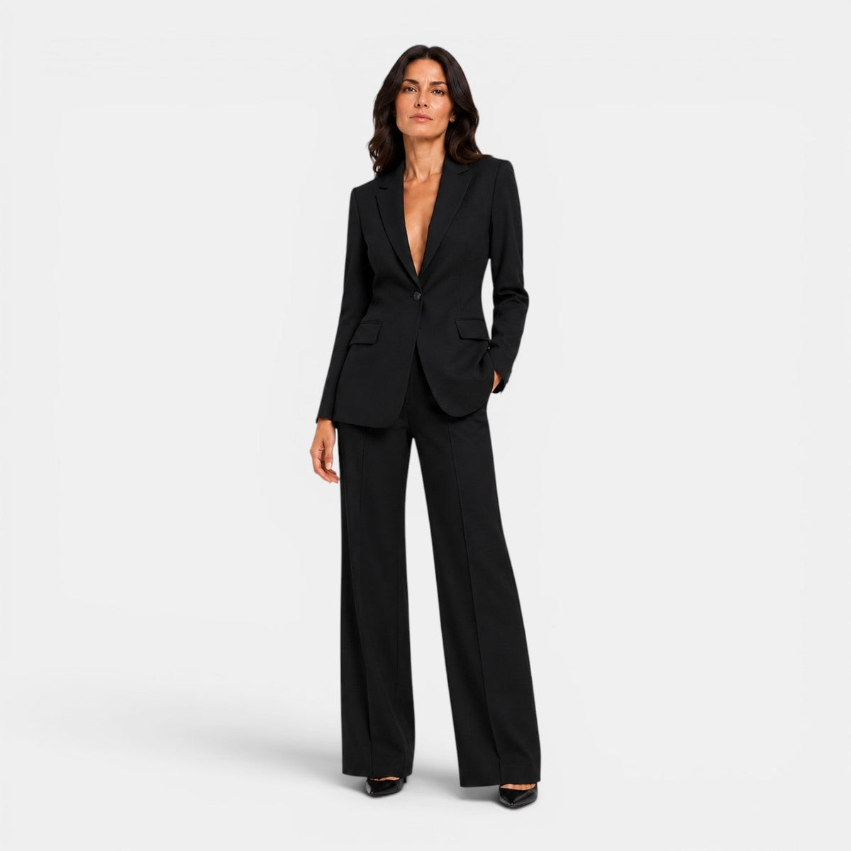 Traje de mujer con solapas de pico