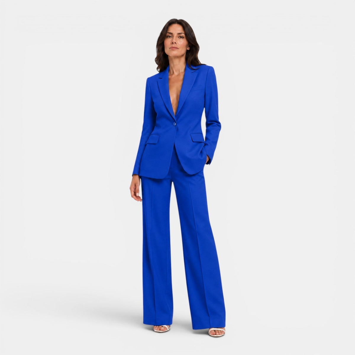 Traje de mujer con solapas de pico