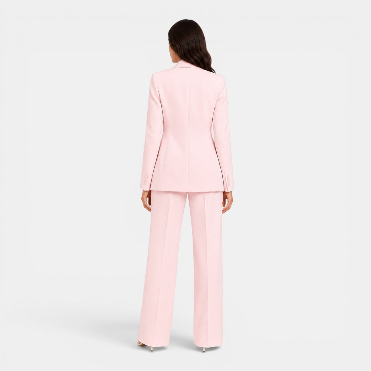Traje de mujer con solapas de pico