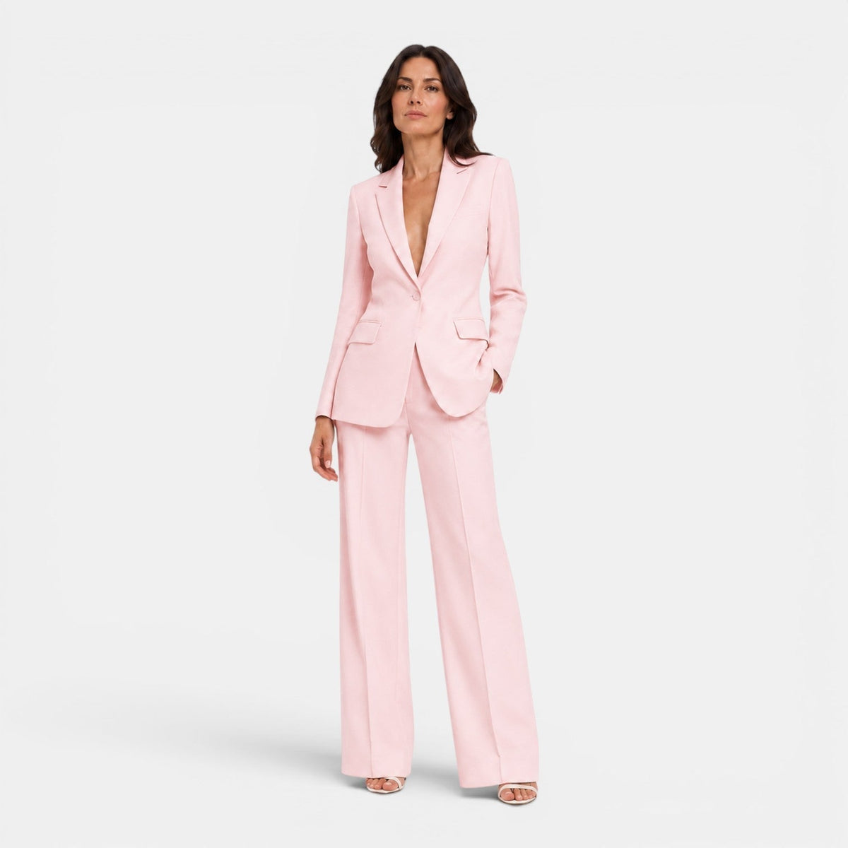 Traje de mujer con solapas de pico