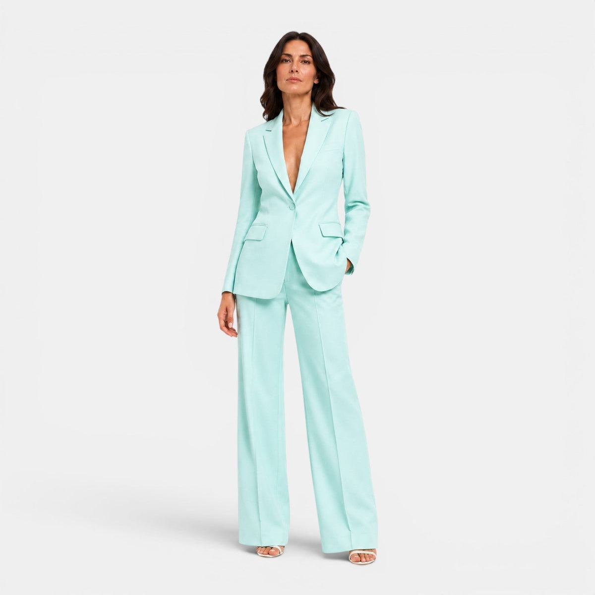 Traje de mujer con solapas de pico