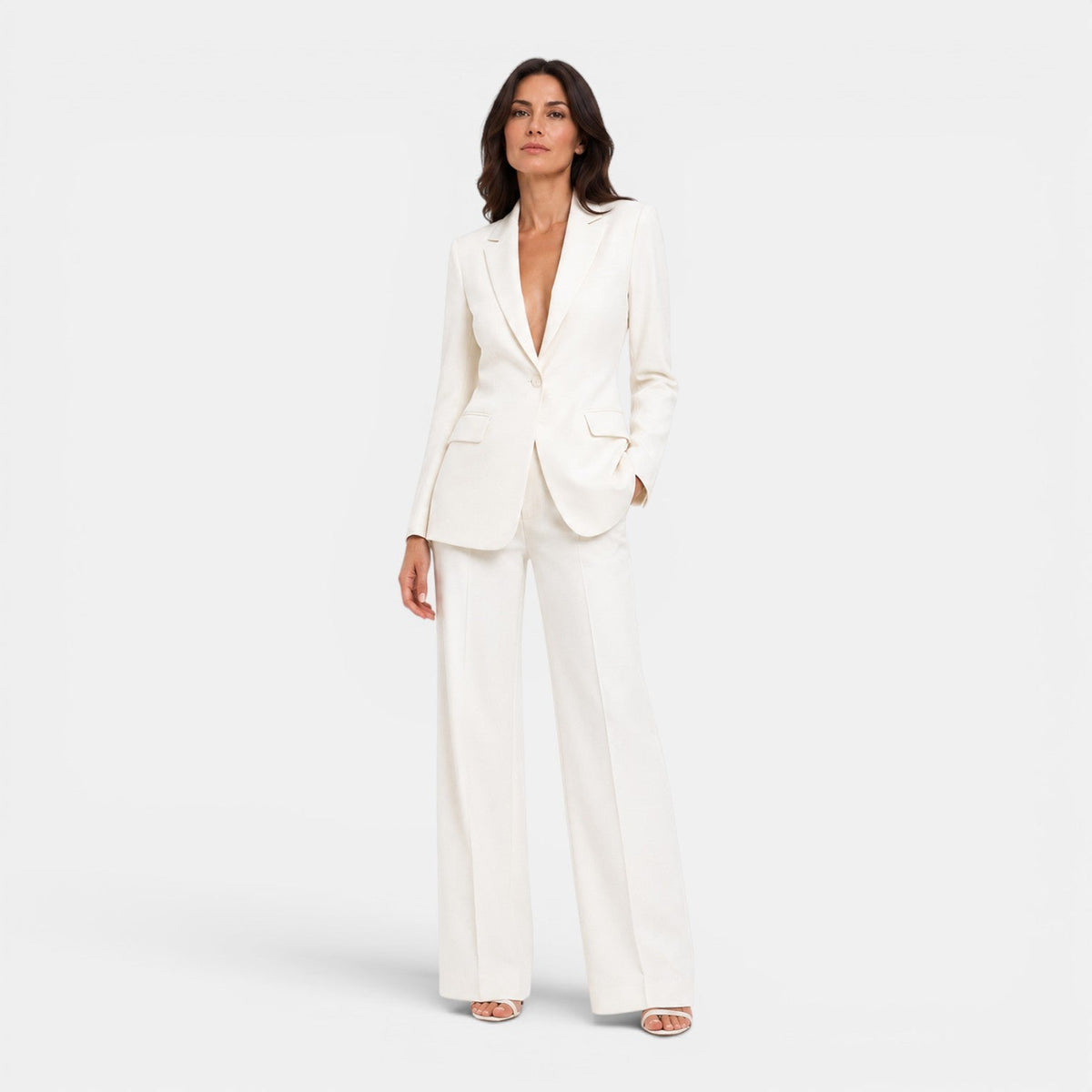 Traje de mujer con solapas de pico